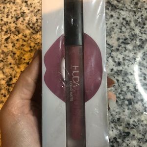 Huda beauty liquid lipstick “trophy wife”